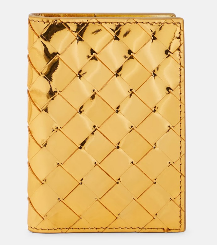  Pouzdro na cestovní pas, Bottega Veneta, 450 eur, prodává Mytheresa