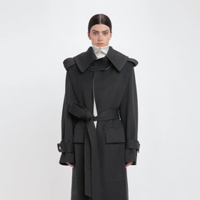 Vlněný trenchcoat s páskem, Victoria Beckham, 58 900 Kč