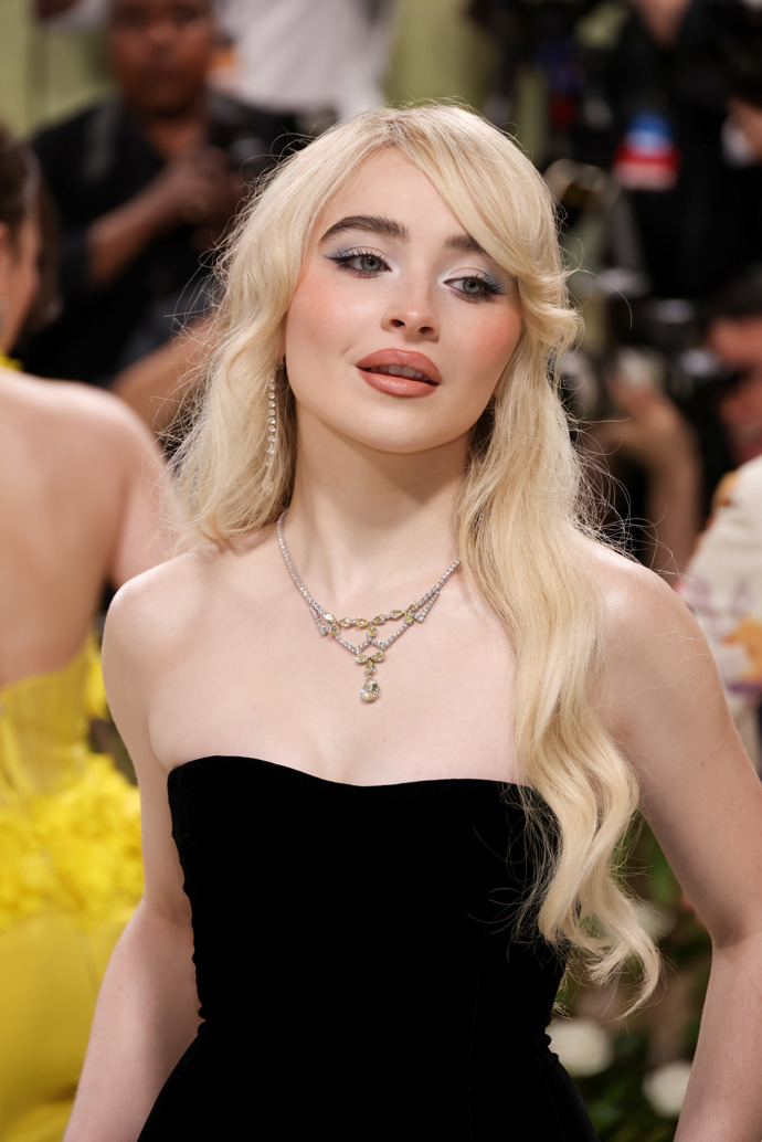  Celebrity, které nosí paruky a příčesy - Sabrina Carpenter