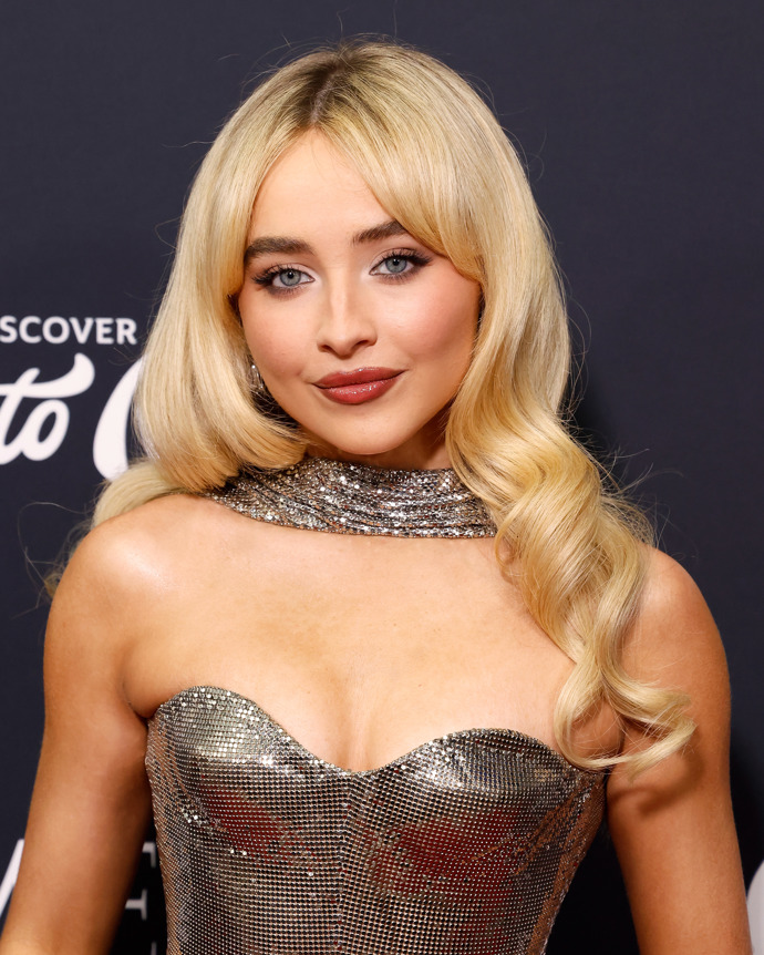  Celebrity, které nosí paruky a příčesy - Sabrina Carpenter