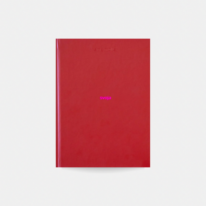 Svoja - Ema Müller, Book Therapy, 790 Kč"svoja je zveľadená verzia textov, ktoré som počas piatich rokov písala pre československý vogue... je tvorená ako jeden veľký príbeh plný všetkých možných emócií a ak si ju prezrieš pozorne uvidíš, že každá jedna stránka a každý jeden detail má svoj zmysel."