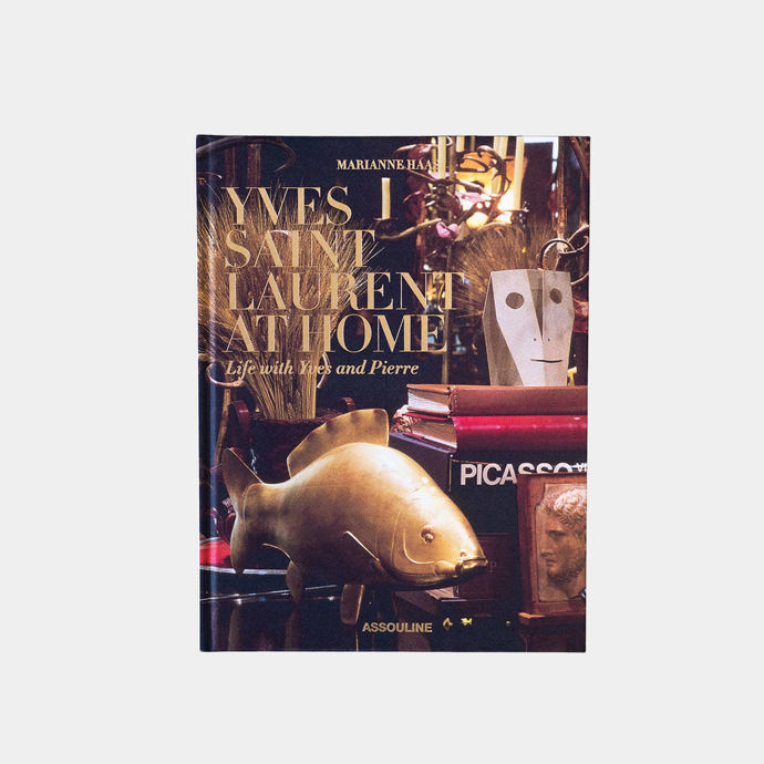 Yves Saint Laurent at Home, Book Therapy, 2 490 Kč"Yves Saint Laurent a Pierre Bergé byli světoví stavitelé nevídaného kalibru; skuteční tvůrci vkusu, kteří ke každému interiérovému projektu přistupovali s fantazií a přísností a vytvářeli velkolepé prostory prodchnuté osobitostí a původem... Čtenáři mohou objevovat savoir-faire tohoto páru prostřednictvím nejkrásnějších fotografií interiérů a zahrad Yvesova zámku Gabriel, dači v Deauville; vily Majorelle v Marrákeši; bytu na rue de Babylone a jeho maison de couture na avenue Marceau." 
