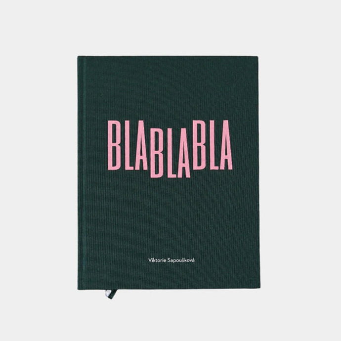 BlaBlaBla – Viktorie Sapoušková, Book Therapy, 790 Kč"Chtěla jsem sepsat, co doma vařím, co nakládám, jak fermentuji, co peču. Taky jsem si chtěla připomenout to, co jsme vařívali doma, když jsem byla dítě. V upravené verzi z rostlinných surovin. Můj táta dělal celý život v gastru, prodělala jsem poruchu příjmu potravy, s přítelem a jeho bráchou provozuji dvě bistra. S jídlem mám prostě celoživotní vztah, komplikovaný i vášnivý. O to, co jsem se naučila v posledních letech a co mě baví, se s vámi podělím na 256 stranách, v 95 receptech, na 138 fotografiích."