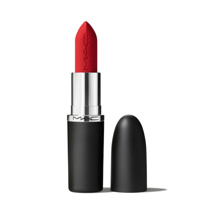  Hedvábně matná rtěnka s plným krytím, odstín Ruby Woo, MAC, 720 Kč