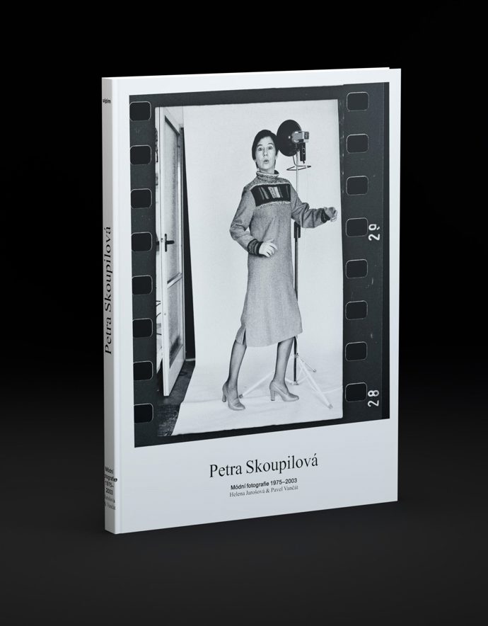 Kniha Petra Skoupilová: Módní fotografie 1975–2003, vydalo Uměleckoprůmyslové museum, upm.cz, 760 Kč