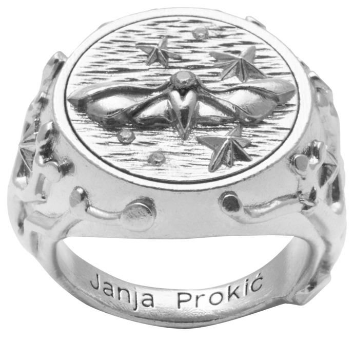  Stříbrný prsten pečetní s Můrou, Janja Prokić, 15 400 Kč