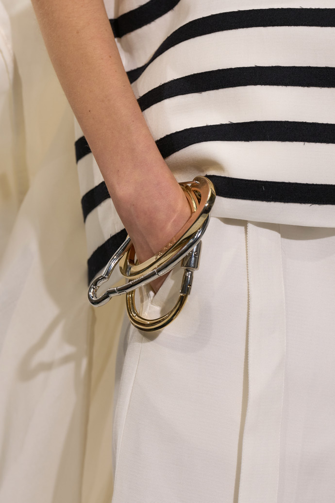  Sacai