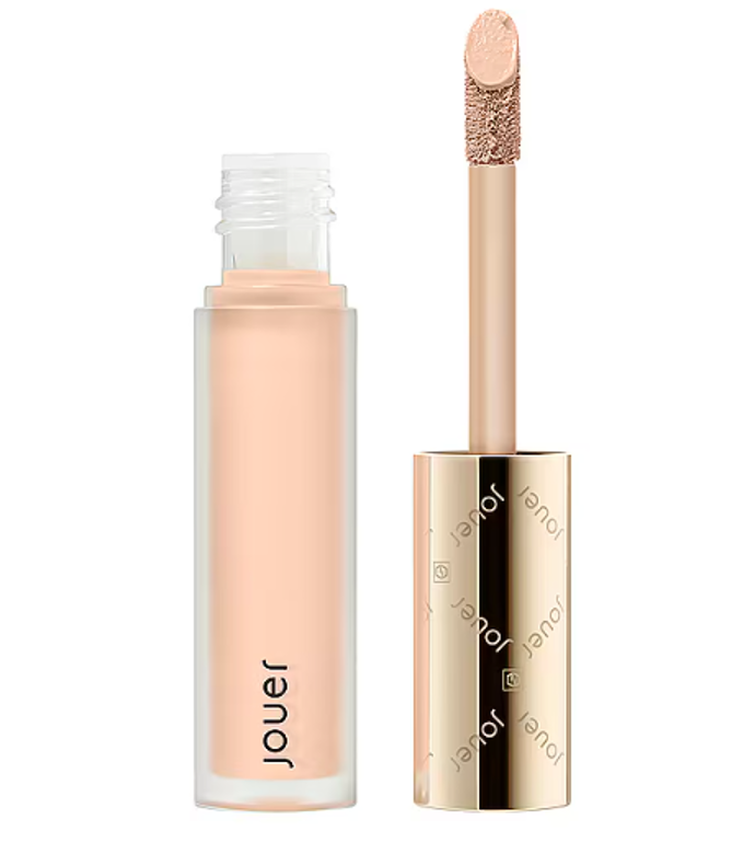  Tekutý korektor Essential High Coverage, Jouer Cosmetics, prodává Revolve, 815 Kč