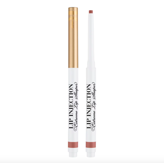  Konturka na rty se zvětšujícím efektem Lip Injection Extreme Lip Shaper, ods. Puffy Nude, Too Faced, prodává Sephora, 590 Kč