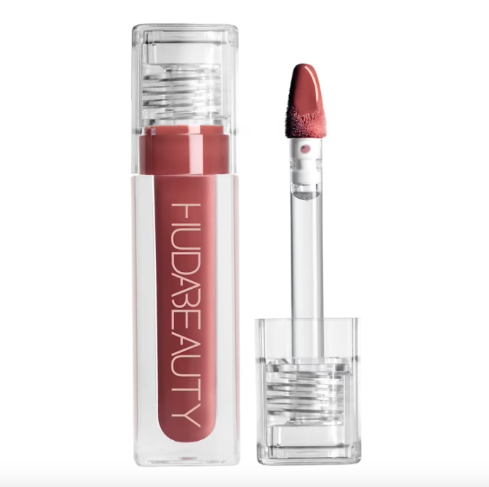  Intenzivní lesk na rty Faux Filler, ods. Bombshell, Huda Beauty, prodává Sephora, 620 Kč