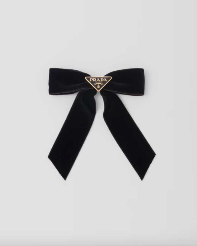  Spona Velvet Hair Clip, Prada, 12 900 Kč