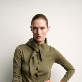 Pletený svetr se šátkem, Zara, 849 Kč Pletený svetr se šátkem, Zara, 849 Kč