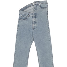 Asymmetric organic-cotton jeans, Y/Project, 406 eur, prodává Farfetch Asymmetric organic-cotton jeans, Y/Project, 406 eur, prodává Farfetch