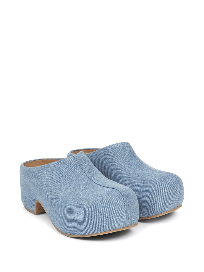  Denimové dřeváky, Dries Van Noten, 535 EUR, prodává Farfetch
