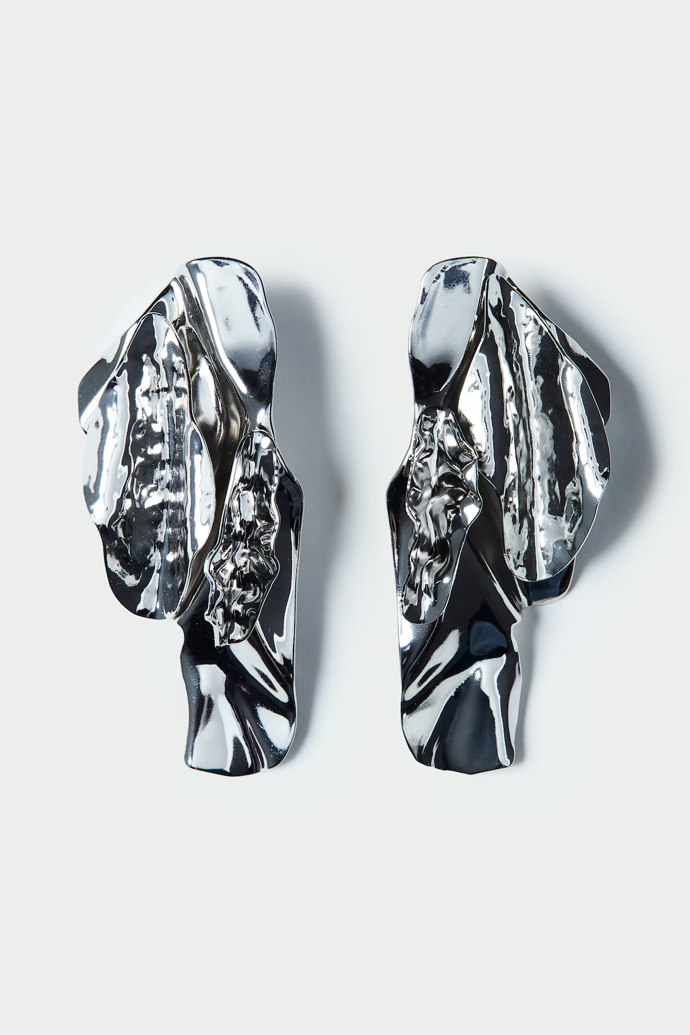 Náušnice artefakt, H&M, 239 Kč