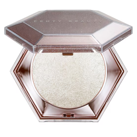 Fenty Beauty Diamond Bomb All-Over Diamond Veil Rozjasňovač v odstínu How Many Carats?!, Sephora, 1070 Kč Fenty Beauty Diamond Bomb All-Over Diamond Veil Rozjasňovač v odstínu How Many Carats?!, Sephora, 1070 Kč