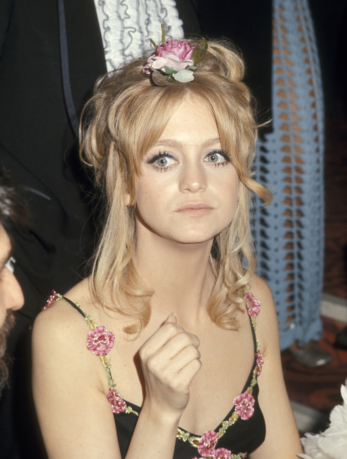  Hvězdy 70. let a jejich ikonické účesy - Goldie Hawn a její hustá záclonová ofina