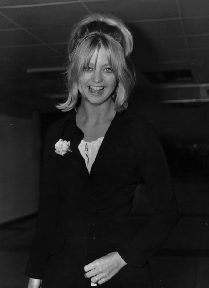  Hvězdy 70. let a jejich ikonické účesy - Goldie Hawn a její hustá záclonová ofina
