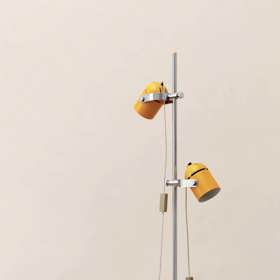 Zelená stolní lampa z kolekce KOMBI LUX, kterou navrhl Stanislav Indra, vstoupila na trh v roce 1982, ze stejného roku je i žlutá stojací. Zelená stolní lampa z kolekce KOMBI LUX, kterou navrhl Stanislav Indra, vstoupila na trh v roce 1982, ze stejného roku je i žlutá stojací.