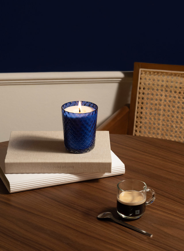 Svíčka Velvet Almond, Meadows & Nespresso, od 5. do 15. prosince 2024 při nákupu kávy, a to exkluzivně pro členy programu Nespresso & You. Svíčka Velvet Almond, Meadows & Nespresso, od 5. do 15. prosince 2024 při nákupu kávy, a to exkluzivně pro členy programu Nespresso & You.
