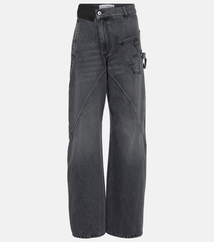  Twisted high-rise straight jeans, JW Anderson, 490 eur, prodává Mytheresa