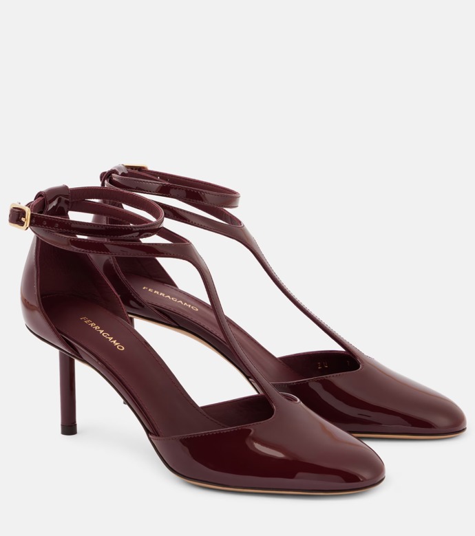  Boty na podpatku s páskem Lysandra, Ferragamo, 880 EUR, prodává Mytheresa