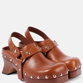  Kožené dřeváky Tacha, Loewe, 1500 EUR, prodává Mytheresa