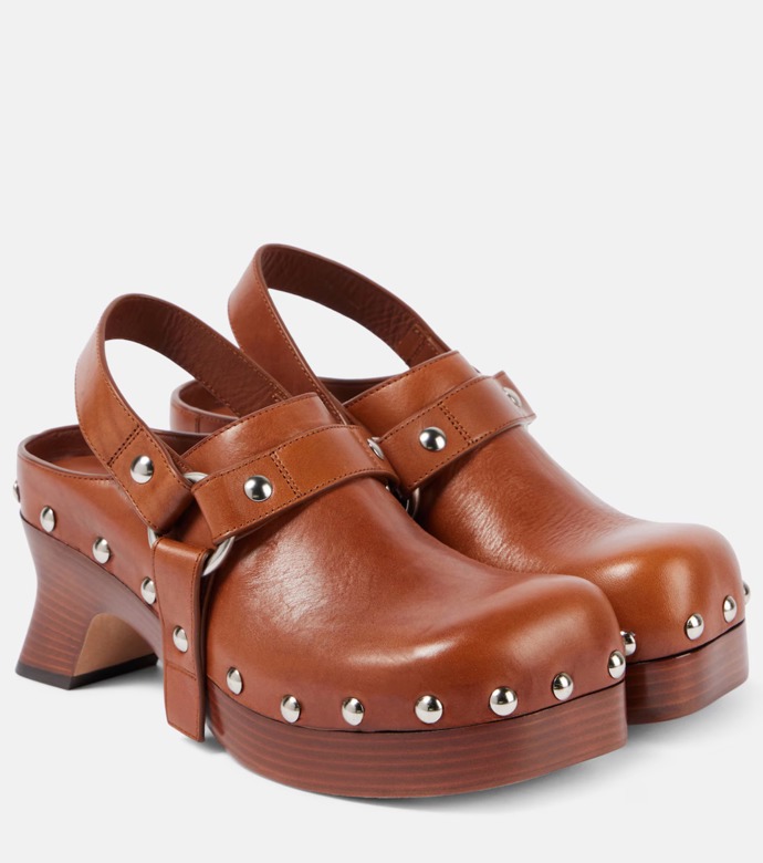  Kožené dřeváky Tacha, Loewe, 1500 EUR, prodává Mytheresa