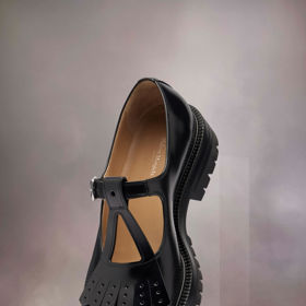 Tabi Mary-Janes, Maison Margiela, 24 794 Kč Tabi Mary-Janes, Maison Margiela, 24 794 Kč