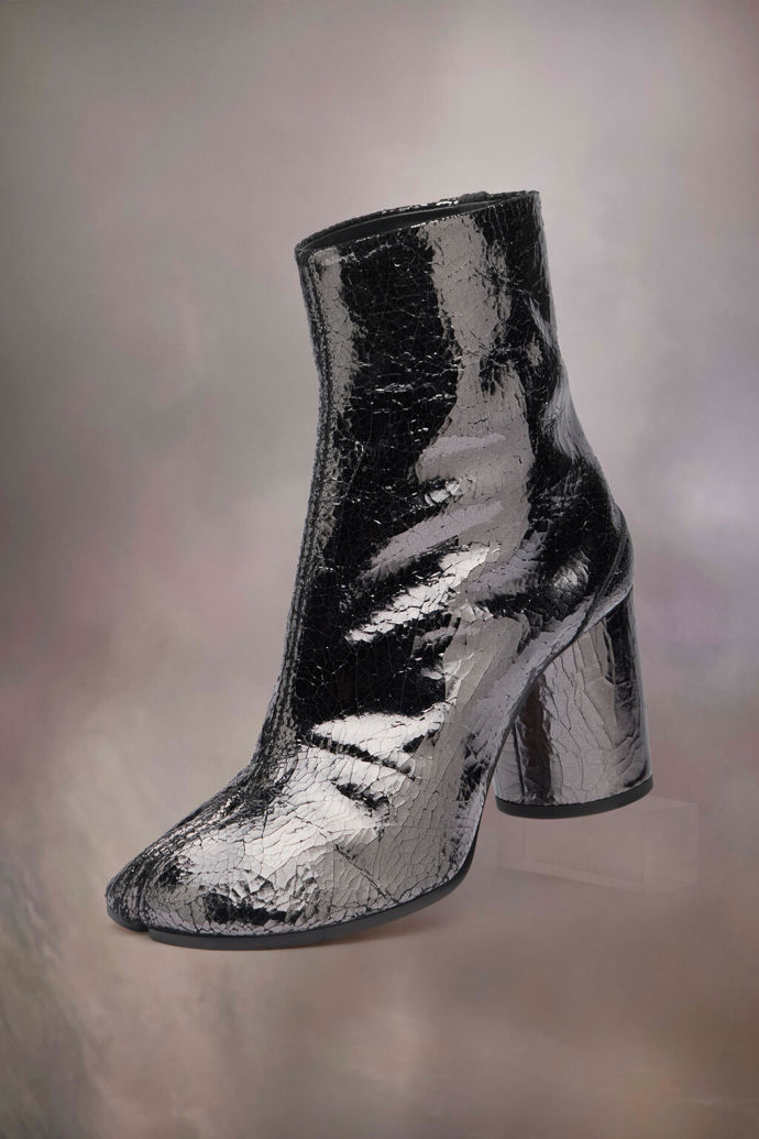 Tabi boty se zrcadlovým efektem, Maison Margiela, 31 306 Kč