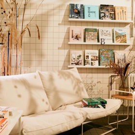 Voucher na romantický večer ve dvou s lahví vína v pražské či brněnské Book Therapy (VIP terapie Praha), 3 490 Kč