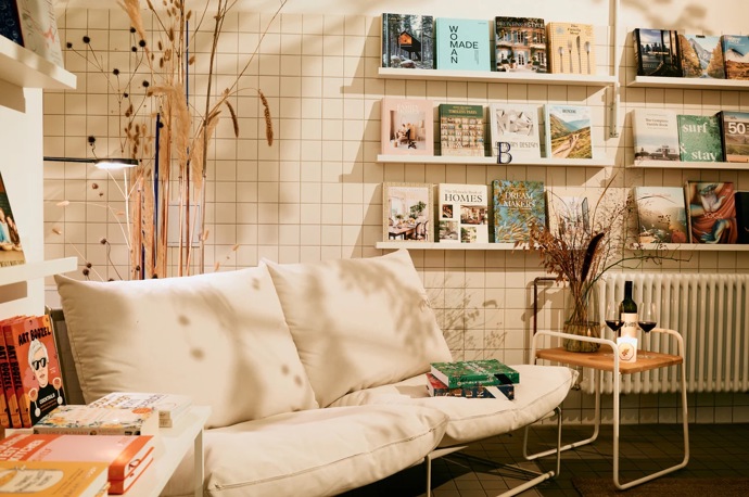 Voucher na romantický večer ve dvou s lahví vína v pražské či brněnské Book Therapy (VIP terapie Praha), 3 490 Kč