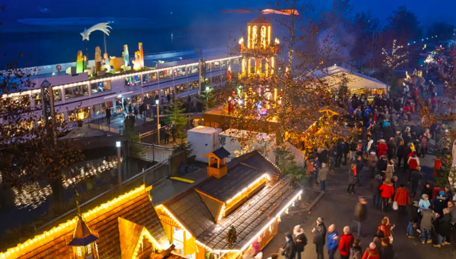 Plovoucí vánoční trh Schwimmender Christkindlmarkt, Vilshofenu an der Donau, Německo Plovoucí vánoční trh Schwimmender Christkindlmarkt, Vilshofenu an der Donau, Německo