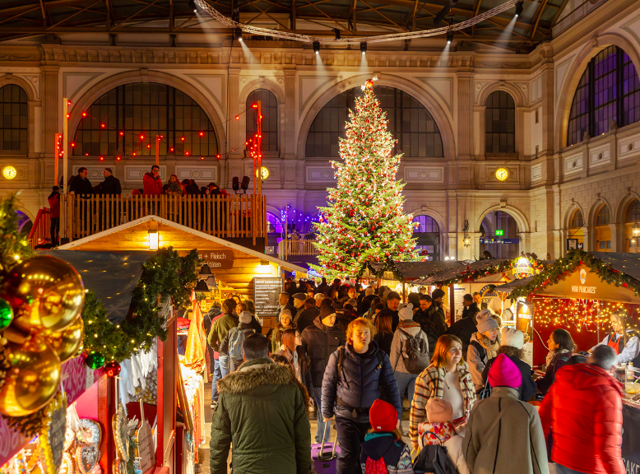 Vánoční trh na vlakovém nádraží Zürcher Christkindlimarkt, Curych, Švýcarsko Vánoční trh na vlakovém nádraží Zürcher Christkindlimarkt, Curych, Švýcarsko