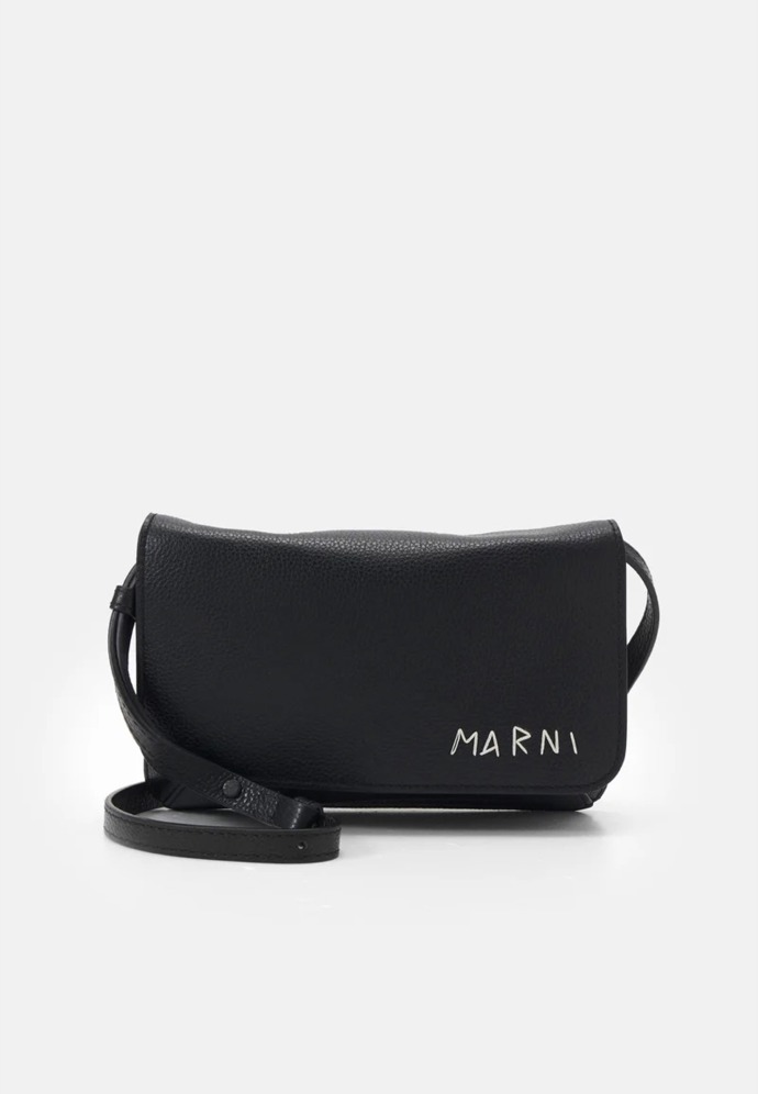 Taška Pochette, Marni, 15 600 Kč, prodává Zalando