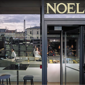 Zatímco na střeše si pochutnáte v Noel Restaurant s 360° výhledem na celou Prahu, v přízemí vás okouzlí Noel Cafe. Zatímco na střeše si pochutnáte v Noel Restaurant s 360° výhledem na celou Prahu, v přízemí vás okouzlí Noel Cafe.