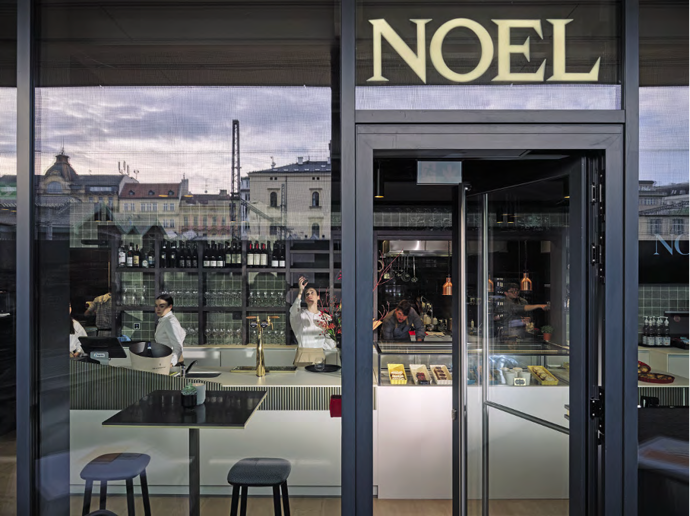 Zatímco na střeše si pochutnáte v Noel Restaurant s 360° výhledem na celou Prahu, v přízemí vás okouzlí Noel Cafe.