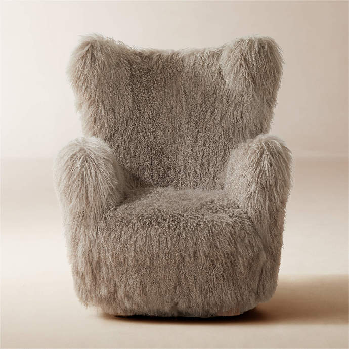 Křeslo z mongolské ovčí kůže, CB2.com, 2 699 eur