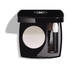 Chanel Ombre Essentielle Multi-Use Top Coat, v odstínu 220 Blanc Perle, 1080 Kč na Chanel.com Chanel Ombre Essentielle Multi-Use Top Coat, v odstínu 220 Blanc Perle, 1080 Kč na Chanel.com