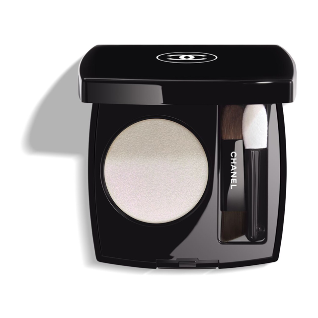 Chanel Ombre Essentielle Multi-Use Top Coat, v odstínu 220 Blanc Perle, 1080 Kč na Chanel.com Chanel Ombre Essentielle Multi-Use Top Coat, v odstínu 220 Blanc Perle, 1080 Kč na Chanel.com