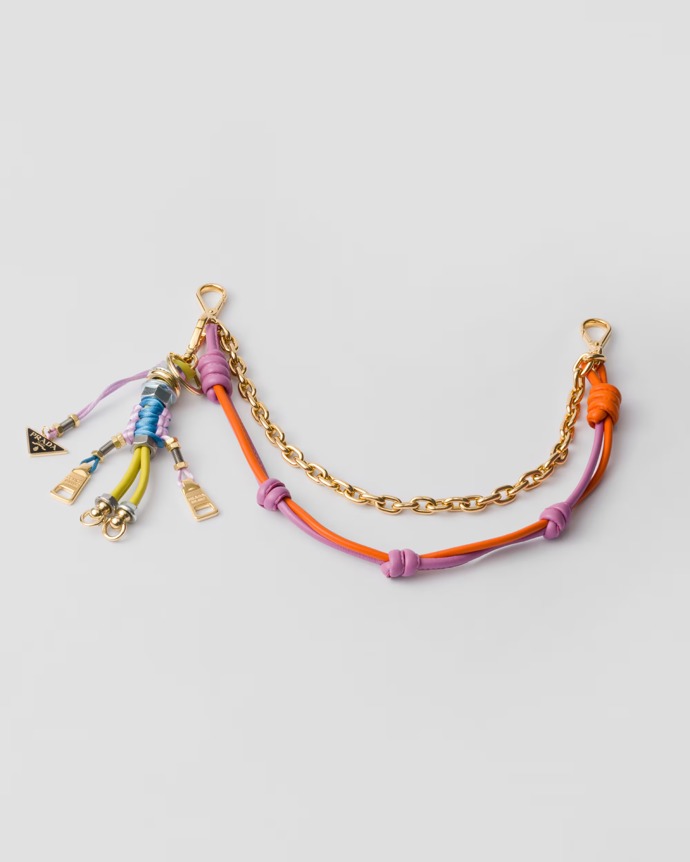  Přívěsek Pop Strings bag charm, Prada, 17 700 Kč
