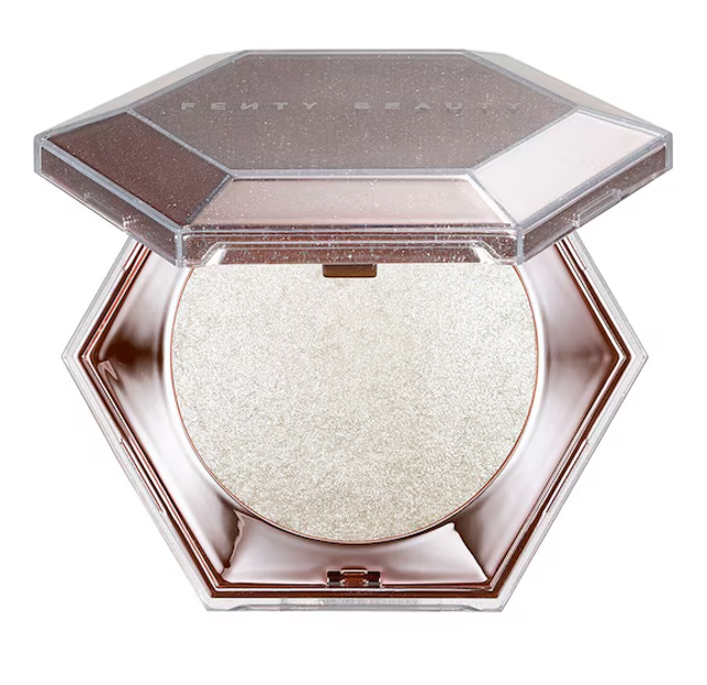 Fenty Beauty Diamond Bomb All-Over Diamond Veil rozjasňovač v odstínu How Many Carats?!, 1350 Kč na fentybeauty.com Fenty Beauty Diamond Bomb All-Over Diamond Veil rozjasňovač v odstínu How Many Carats?!, 1350 Kč na fentybeauty.com