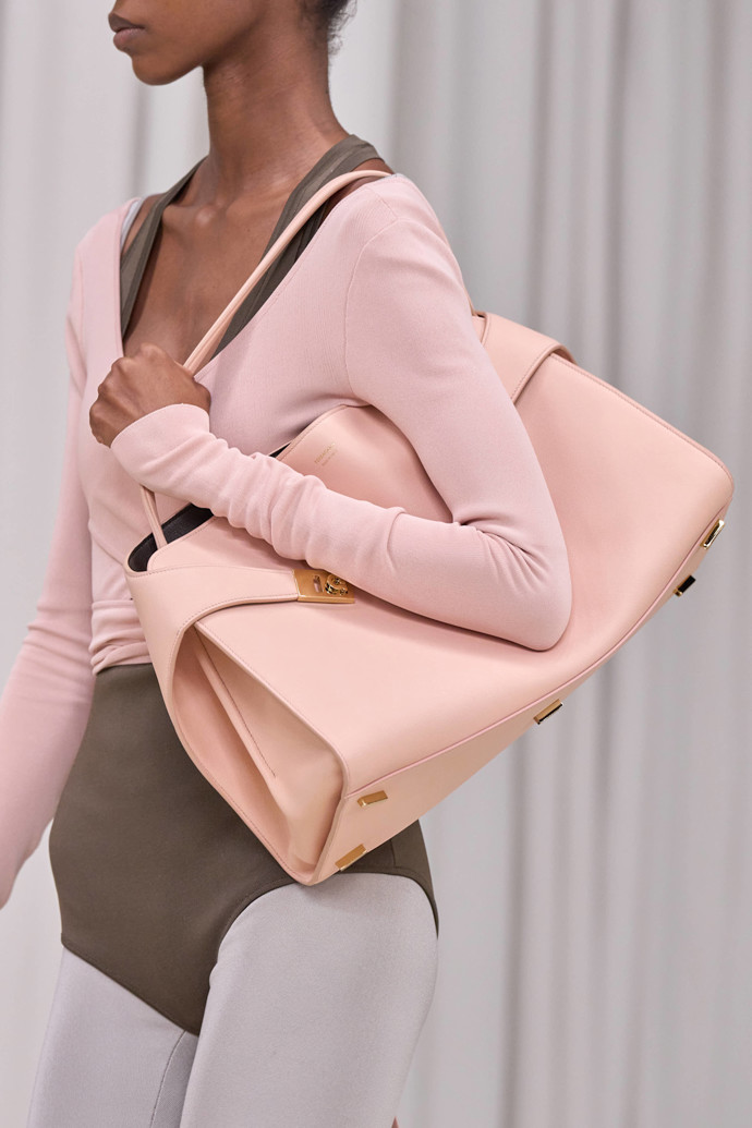 Ferragamo SS25, Jak nosit pudrově růžovou