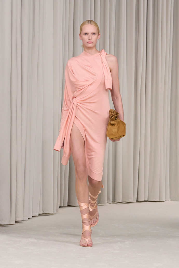 Jak nosit pudrově růžovou, Ferragamo SS25