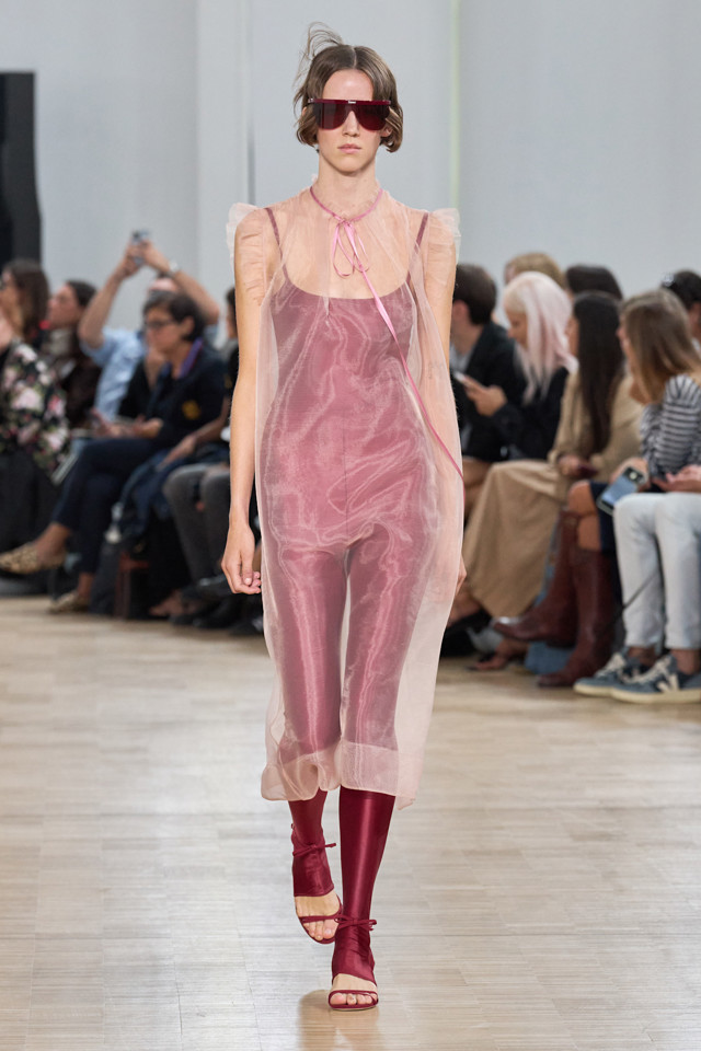 Jak nosit pudrově růžovou, Fiorucci SS25 Jak nosit pudrově růžovou, Fiorucci SS25