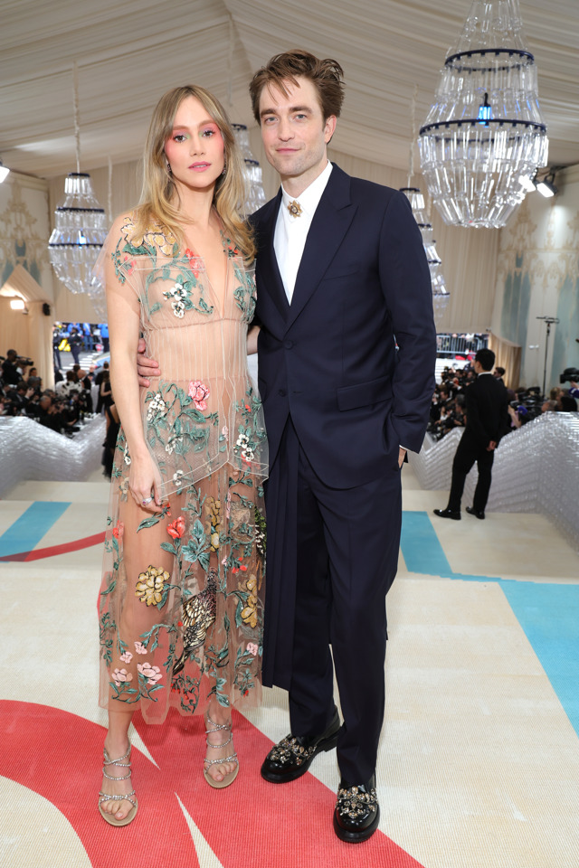 Robert Pattinson a Suki Waterhouse na Met Gala v roce 2023 Robert Pattinson a Suki Waterhouse na Met Gala v roce 2023