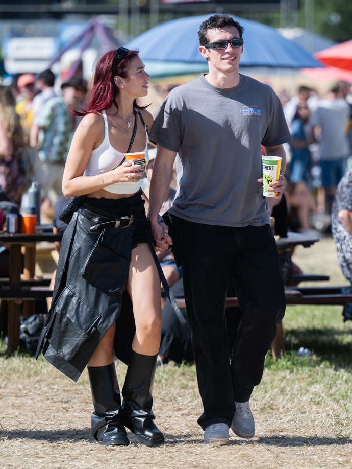  Dua Lipa a Callum Turner