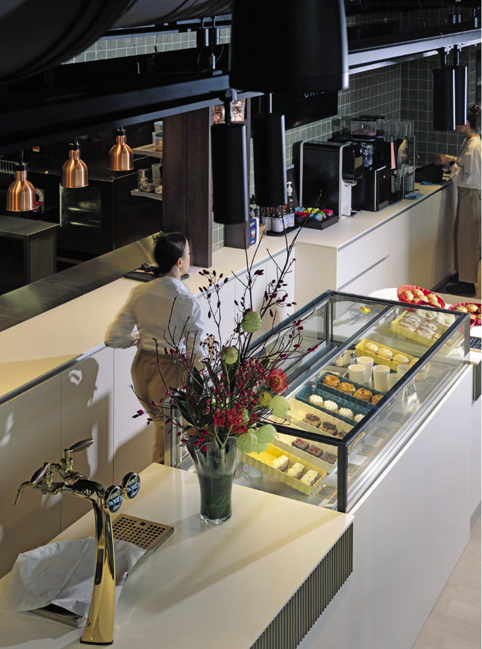 Zatímco na střeše si pochutnáte v Noel Restaurant s 360° výhledem na celou Prahu, v přízemí vás okouzlí Noel Cafe.