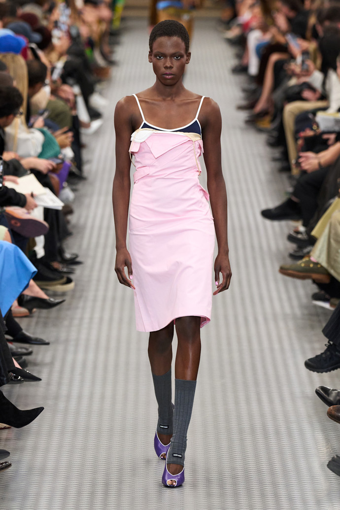 Miu Miu SS25, Jak nosit pudrově růžovou