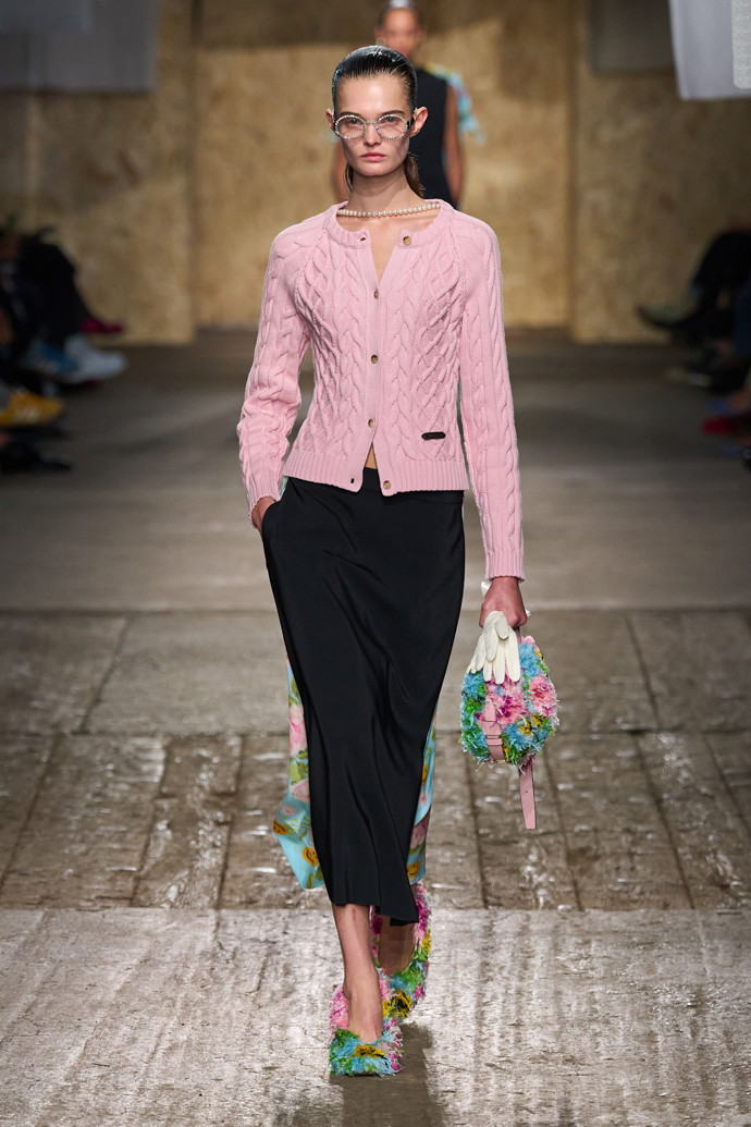 Moschino SS25, Jak nosit pudrově růžovou